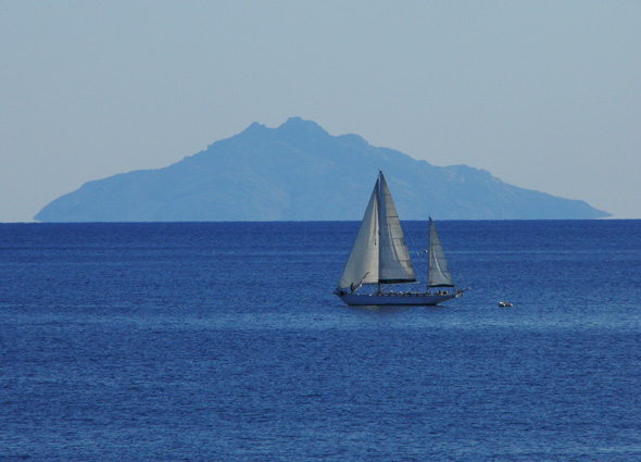 Zweimaster kreuzt vor der Insel Montecristo, von Seccheto aus beobachtet