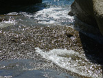 Die Wellen der Brandng überfluten immer wieder den Uferbereich mit frischem Wasser