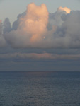 Wolkenballen schweben über dem offenen Meer