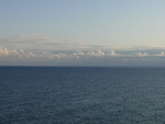 Wolken und Wasser verschmelzen im Unendlichen