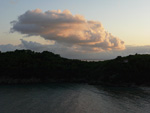 Eine Wolkeninsel schwebt über der Bucht von Fetovaia