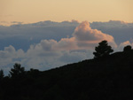 Das warme Abendlicht spielt in den regenschweren Wolken