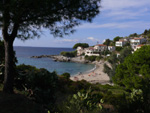 Blick über die Bucht von Seccheto mit dem Strand und dem rechts vorne angrenzenden Hotel Stella