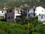 Die Häuser von Seccheto kuscheln sich in den steilen Hang des Monte Capanne.