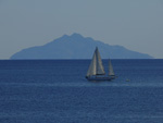 Ein Zweimaster segelt bei Seccheto vor der Insel Montecristo vorbei.