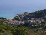 Blick von San Pietro, oberhalb von Seccheto, auf das Dorf und die Bucht.