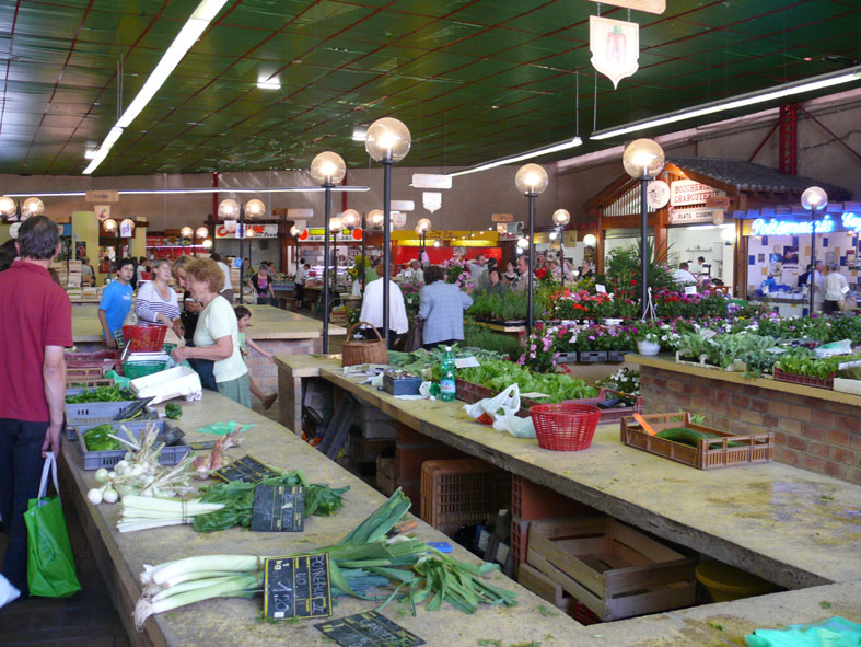 Marktbetrieb in "Les Halles de Aire sur l'Adour"