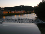 Adour mit Häuserzeile von Aire sur l'Adour im Abendlicht