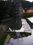 Seiteneinlauf eines Baches in den Adour im Abendlicht