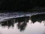 Spiegelndes, licht reflektierendes Wasser und dann rauhes, lichtschluckendes Schäumen