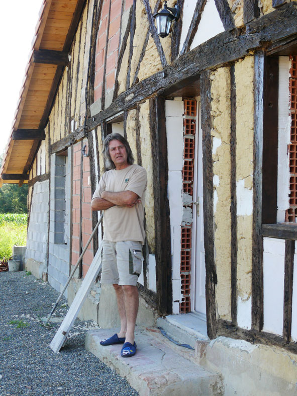 Christian vor der ehemaligen Ruine und heutigen Haus