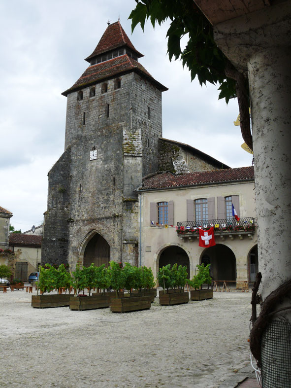 Hauptplatz von Labastide d'Armagnac mit Schweizer Flagge