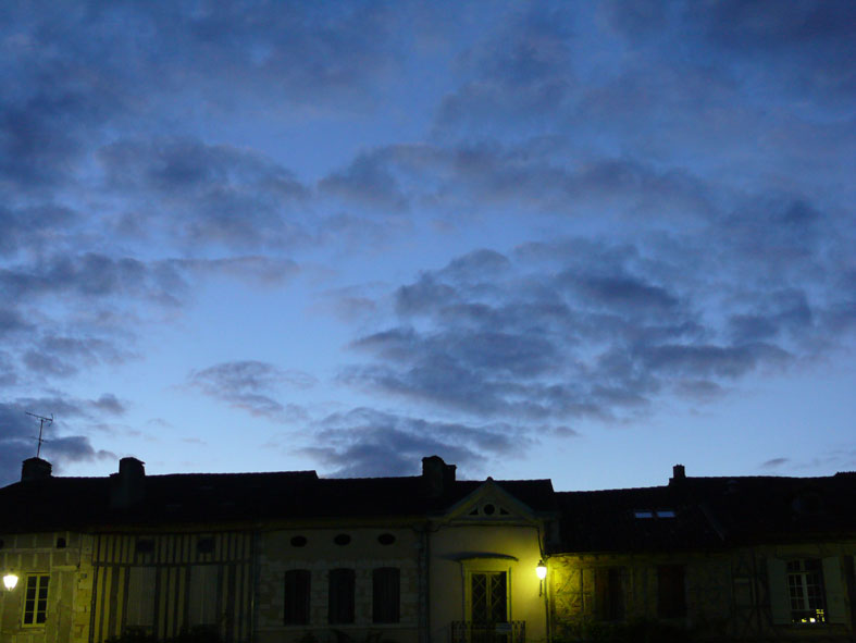 Ein letztes Glimmen über den Häusern von Labastide d'Armagnac