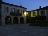 Blick auf die nächtliche Mairie von Labastide d'Armagnac