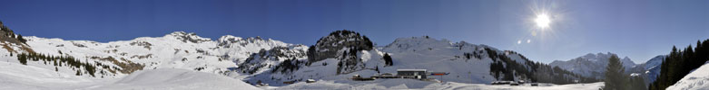 Tief verschneites Skigebiet von Hasliberg bei Mägisalp